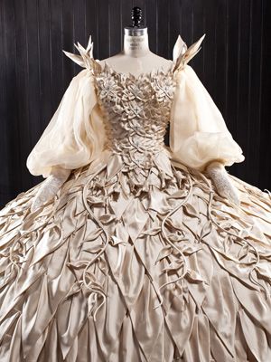 故・石岡瑛子さんが最後に手掛けたドレス！『白雪姫と鏡の女王』衣装展が開催