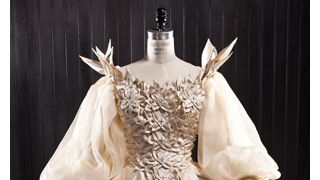 故・石岡瑛子さんが最後に手掛けたドレス!『白雪姫と鏡の女王』衣装展が開催