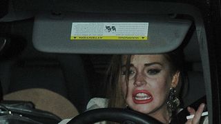 リンジー・ローハン、信号待ちの車に追突