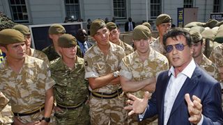 『エクスペンダブルズ2』、撮影中に事故死したスタントマンの家族から訴えられる