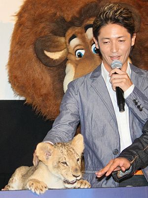 玉木宏、本物ライオンをナデナデ！あまりの愛くるしさに触れ合い堪能！