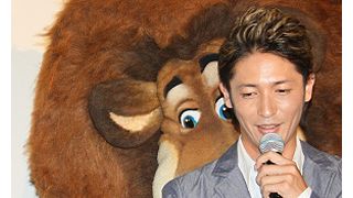 玉木宏、本物ライオンをナデナデ!あまりの愛くるしさに触れ合い堪能!