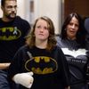『ダークナイト ライジング』銃乱射事件被害者「バットマン」Tシャツで法廷に