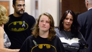 『ダークナイト ライジング』銃乱射事件被害者「バットマン」Tシャツで法廷に