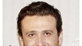 ジェイソン・シーゲル、「ママと恋に落ちるまで」の降板を発表 ドラマも終了?