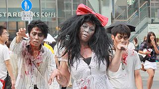 ゾンビが渋谷スクランブル交差点に大量発生!ギャルたちも驚いて逃げまどう