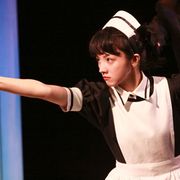満島ひかり、メイド姿披露!ピストルを構え、男と取っ組み合う勝ち気なお嬢様に!