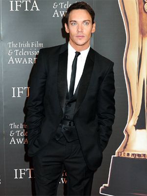 ジョナサン リス マイヤーズ ベストセラー小説 シャドウハンター 骨の街 映画化に出演 シネマトゥデイ ジョナサン リス マイヤーズ ベストセラー小説 シャドウハンター 骨の街 映画化に出演 シネマトゥデイ