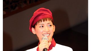 綾瀬はるか、かわいすぎるパティシエ姿で登場！でもお菓子作りは10年ご無沙汰？