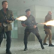 スタローン、シュワちゃん、ウィリス並び立つ!筋肉!爆発!銃撃!『エクスペンダブルズ2』予告編!