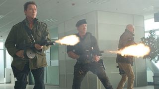 スタローン、シュワちゃん、ウィリス並び立つ!筋肉!爆発!銃撃!『エクスペンダブルズ2』予告編!