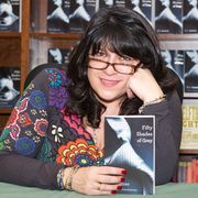 女性のためのチャリティ団体、ベストセラーエロティック小説を燃やしてしまいなさいと呼びかけ!