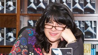 女性のためのチャリティ団体、ベストセラーエロティック小説を燃やしてしまいなさいと呼びかけ!