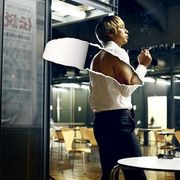 チュート徳井が、妄撮ショットに初挑戦!エロたくましい二の腕で女子を悩殺!