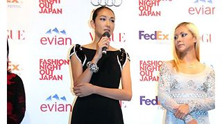 冨永愛、大胆スリットドレスで美脚を披露!華麗なドレスの土屋アンナと美の競演!