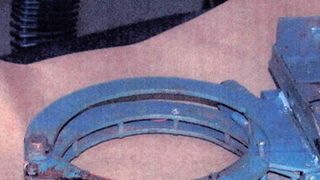 ピザ配達人が首輪の時限爆弾で脅され銀行強盗後に爆死したという衝撃的な実話が映画化!