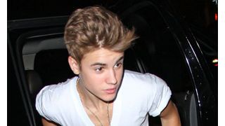 ジャスティン・ビーバーを追いかけていたパパラッチが衝突事故