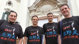 北野武は映画の神様!イタリアのファンクラブメンバーがおそろいTシャツで集結!
