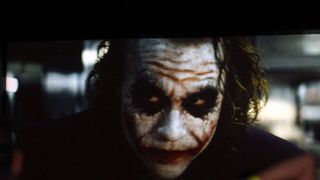 『ダークナイト』ジョーカーのコスプレで映画館に行った男性が逮捕　『エクスペンダブルズ2』を観に行く途中だった