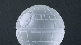『スター・ウォーズ』デス・スターをグラスに浮かべろ!? インパクト十分のアイストレーが発売！