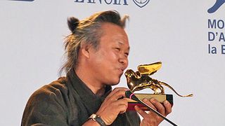 韓国映画界の異端児キム・ギドク監督、受賞会見で喜び爆発！金獅子像に何度もキス