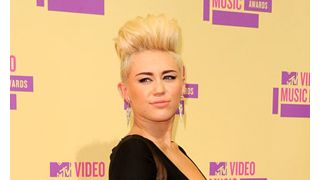 マイリー・サイラスの夫だと主張する男がマイリーの自宅敷地内に立ち入り逮捕