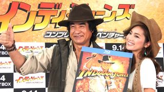 “インディ男子”藤岡弘、モデル美女に寄り添われ「女性もロマン」