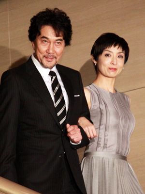 草刈民代 夫 周防正行の前で役所広司と腕を組んで登場 夫婦であることと映画づくりは別 シネマトゥデイ