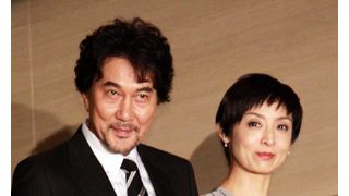 草刈民代、夫・周防正行の前で役所広司と腕を組んで登場！夫婦であることと映画づくりは別！