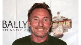 「人気家族パートリッジ」のダニー・ボナデュース、熱狂したファンに噛まれる