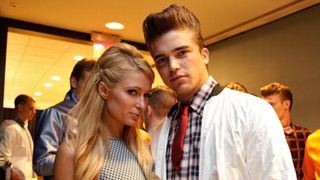 パリス・ヒルトンの新恋人が軽暴行罪で逮捕