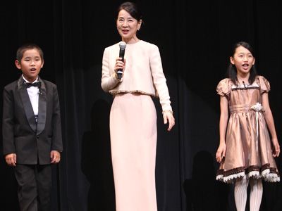 吉永小百合、生徒の子役たちと合唱を披露　天使の歌声で会場を魅了