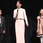 吉永小百合、生徒の子役たちと合唱を披露 天使の歌声で会場を魅了