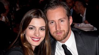 アン・ハサウェイ、結婚祝いに子牛をもらう