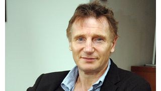 リーアム・ニーソンがピンクの水着姿に！「ピンクリボン」チャリティーに協力