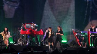 TRFが熱唱!小室哲哉と東京ガールズコレクションのトリを務め大盛り上がり!