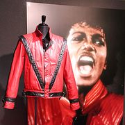 マイケル・ジャクソン展、開催!スリラージャケットなど生前の愛用品を一挙展示!