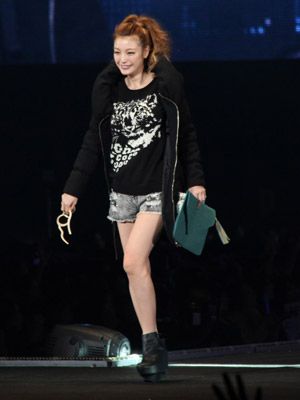 産後2か月のユッキーナ ママになって初のランウェイ ショートパンツでナマ美脚もキラリ シネマトゥデイ