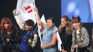 スギちゃん、完全復帰！東京ガールズコレクションでワイルドにランウェイを闊歩！