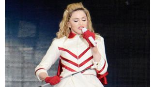 ショーン・ペン、元妻マドンナのライブにお忍びで来場!目をハートにして大興奮!