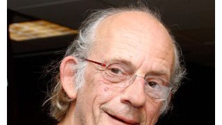 『バック・トゥ・ザ・フューチャー』のドクが「デロリアン」に乗ってドラマ出演！