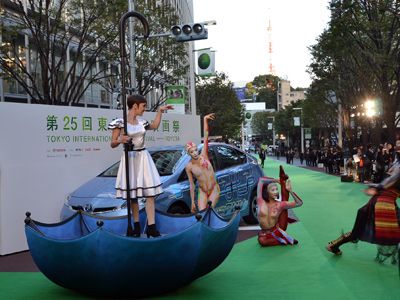 シルク・ドゥ・ソレイユ、グリーンカーペットに幕！一日限りのパフォーマンスを披露【第25回東京国際映画祭】