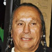 俳優ラッセル・ミーンズさんが死去 『ラスト・オブ・モヒカン』チンガチェック酋長で知られる