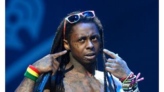 人気ラッパーのリル・ウェイン、緊急入院　プライベートジェットでの飛行中に発作を起こす