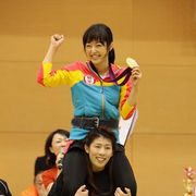 井上真央、霊長類最強の女・吉田沙保里に綱引きで勝利! 金メダリストの肩車に、満面スマイル!