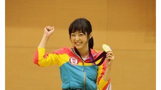 井上真央、霊長類最強の女・吉田沙保里に綱引きで勝利! 金メダリストの肩車に、満面スマイル!