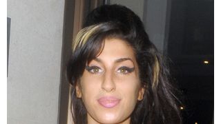 エイミー・ワインハウスさんの洋服が家から盗まれる ウェディング・ドレスも