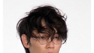 綾野剛、貧血のため舞台あいさつを中座… 9月の舞台あいさつに続き