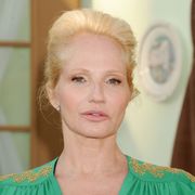 エレン・バーキン、ガラス張りの新居で窓に激突して前歯2本を折る