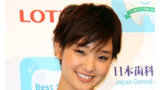 剛力彩芽、4冠！「ベストスマイル・オブ・ザ・イヤー」を受賞！